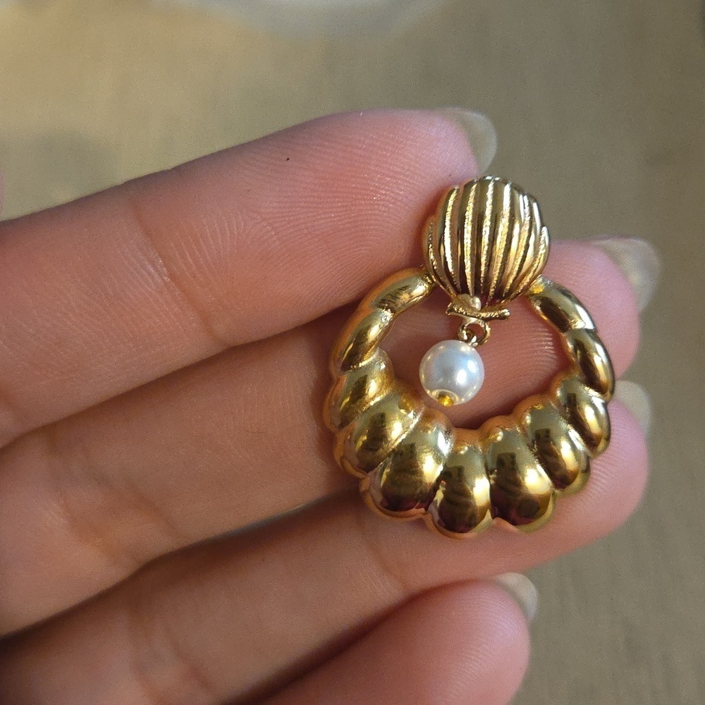 Nwt Non Tarnish Croissant Pearl Earrings - Picture 4 of 5